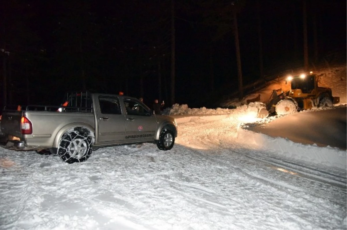 Antalya\'da Kardan Yolu Kapanan Yaylada 6 Kişilik Aile ve 300 Koyun Kurtarıldı