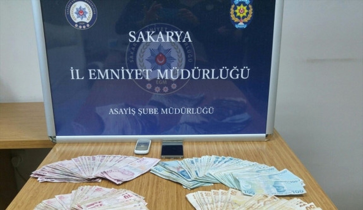 Arabasının Lastiğini Patlatıp Parasını Çaldılar
