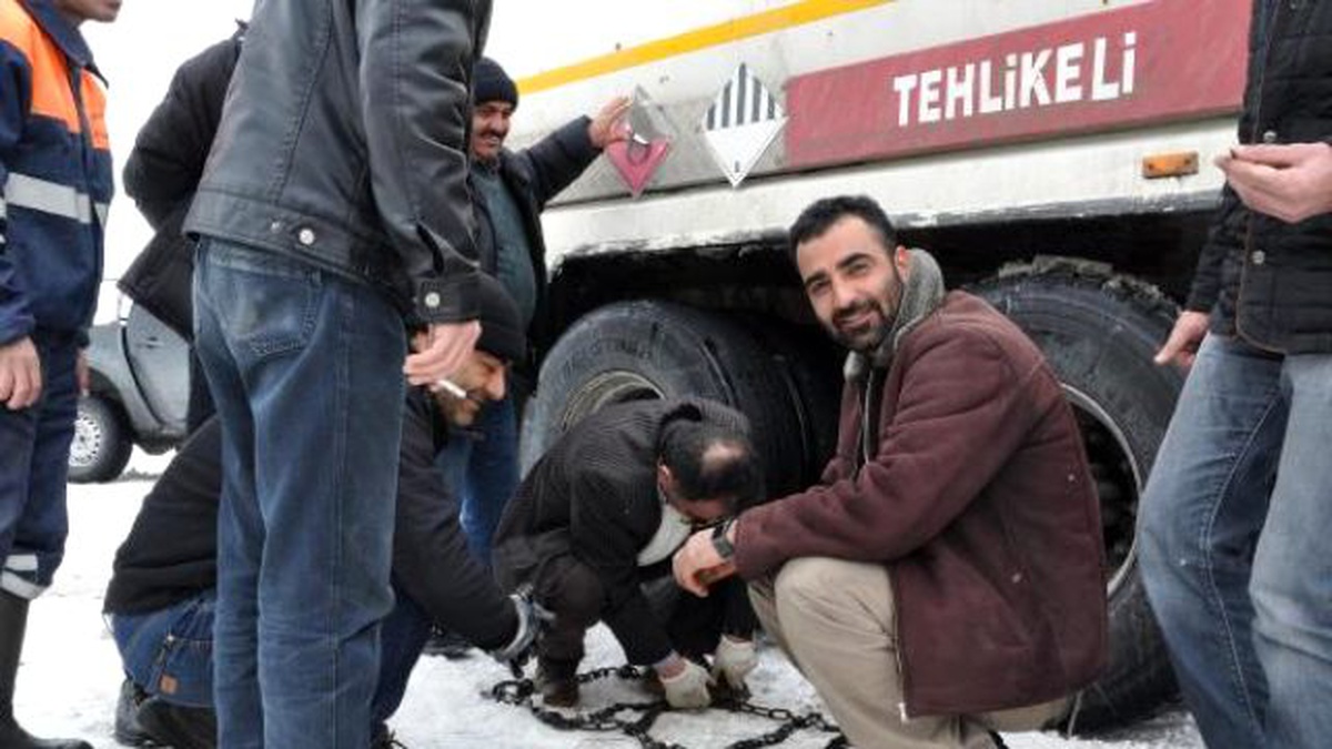 Askeri Birliğe Yakıt Taşıyan Tankerin İmdadına İl Özel İdare Ekipleri Yetişti
