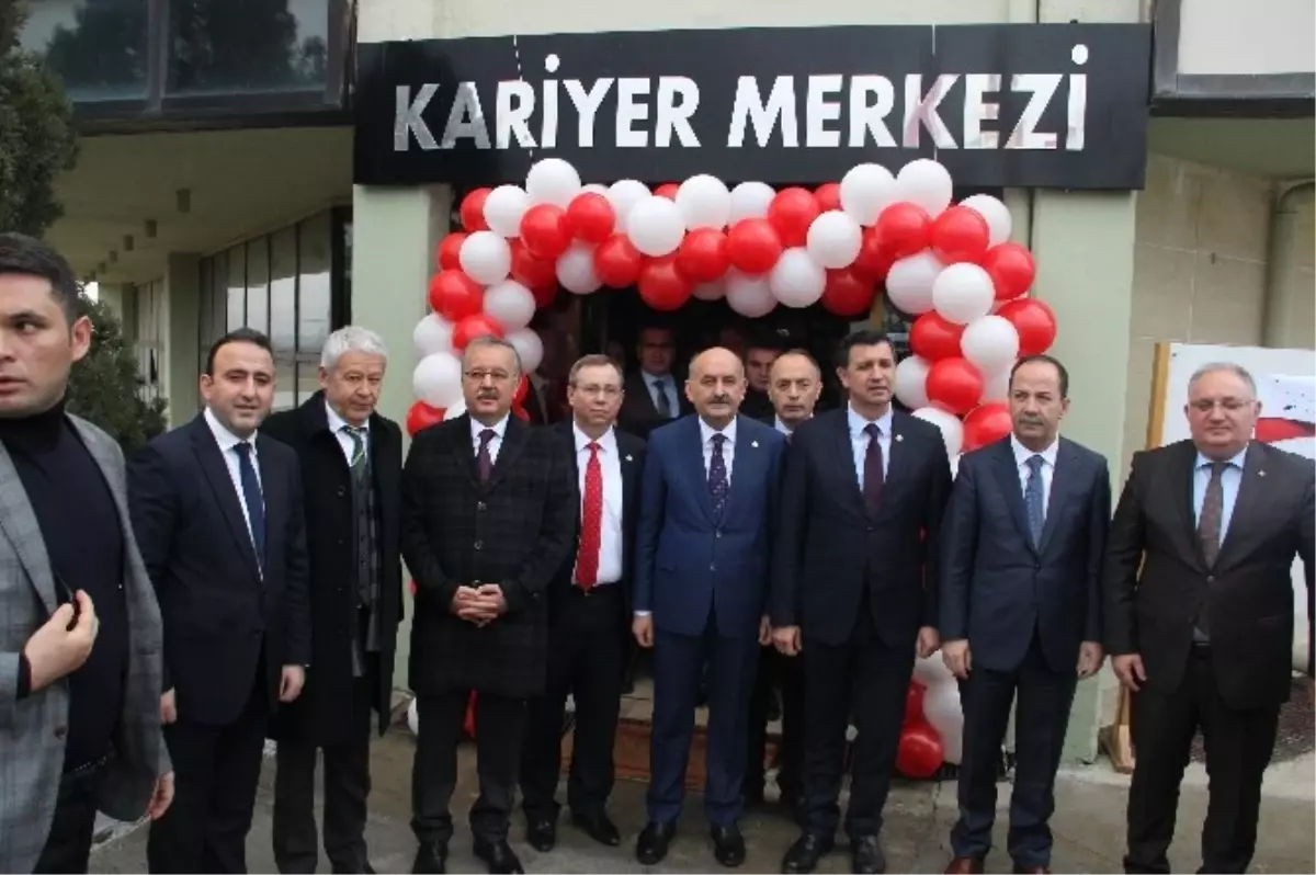 Bakan Müezzinoğlu, Kariyer Merkezi\'ni Açtı