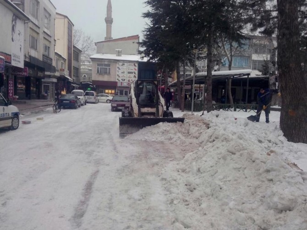 Beyşehir\'de Kar Yığınları Kamyonlarla Şehir Dışında Taşınıyor