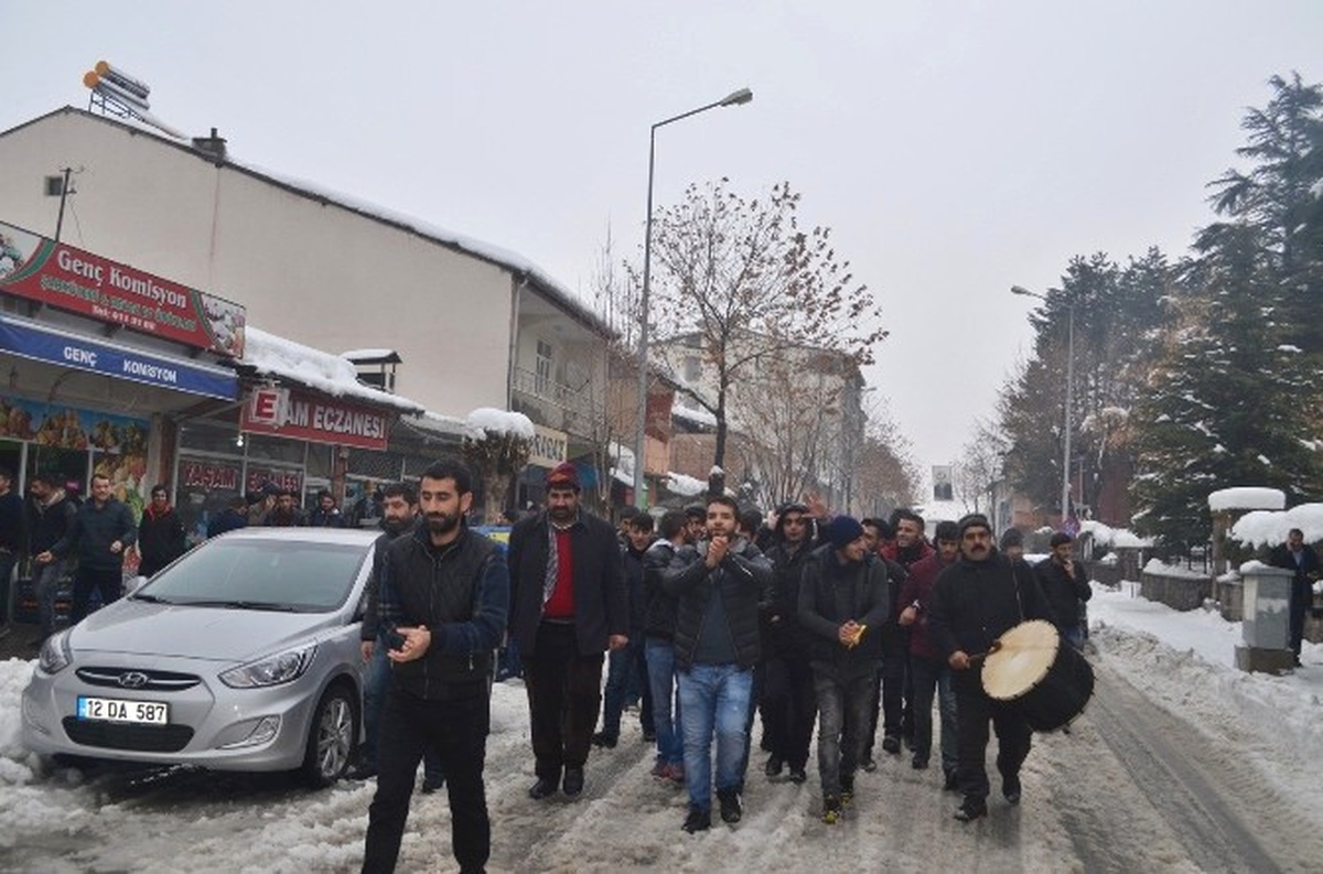 Bingöl\'de Davullu Zurnalı Elektrik Tepkisi