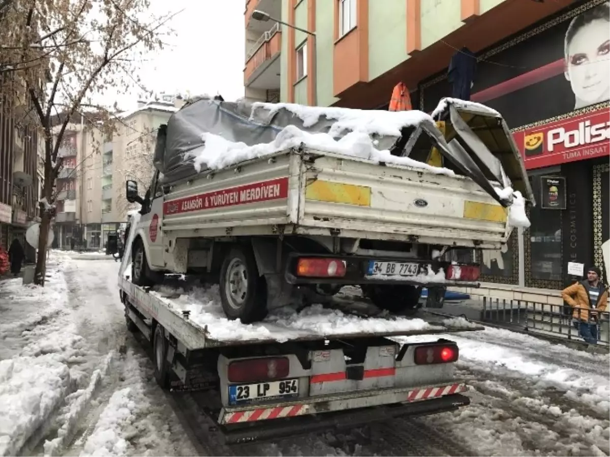 Bingöl\'de Kar Kütleleri İki Araca Zarar Verdi