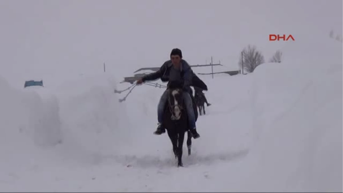 Bingöl Karlıova\'da Gençlerin 2 Metrelik Karda Ata Binme Keyfi