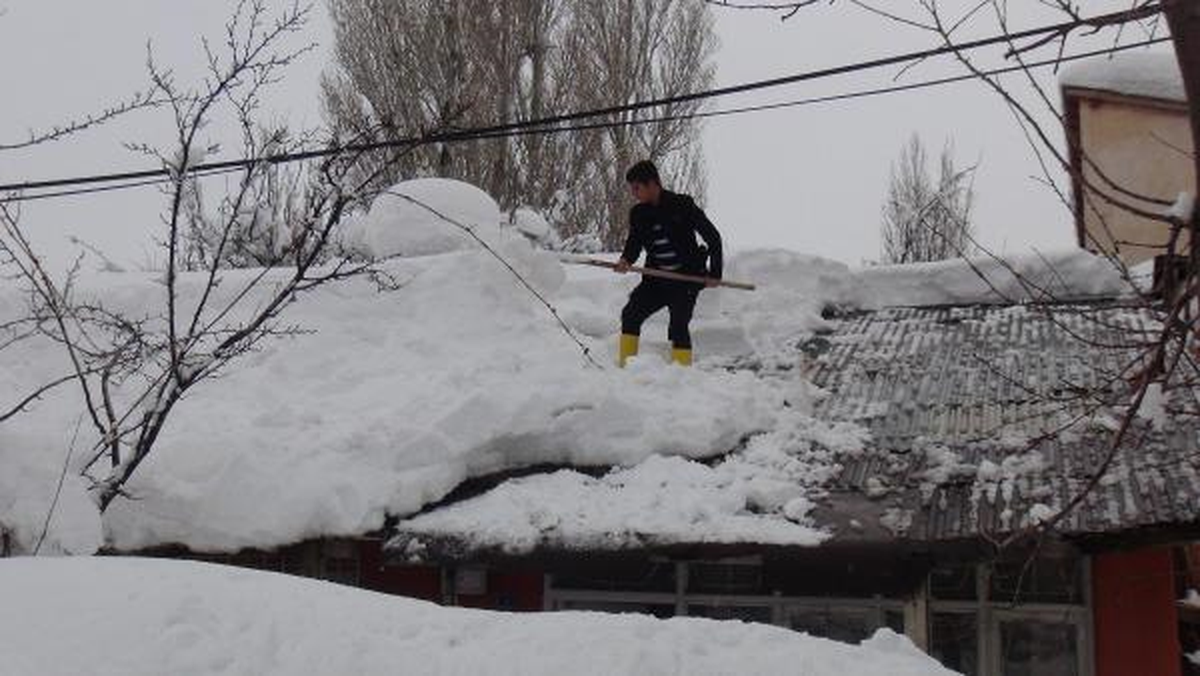 Bitlis\'te 210 Köy Yolu Ulaşıma Kapandı, Eğitime Ara Verildi