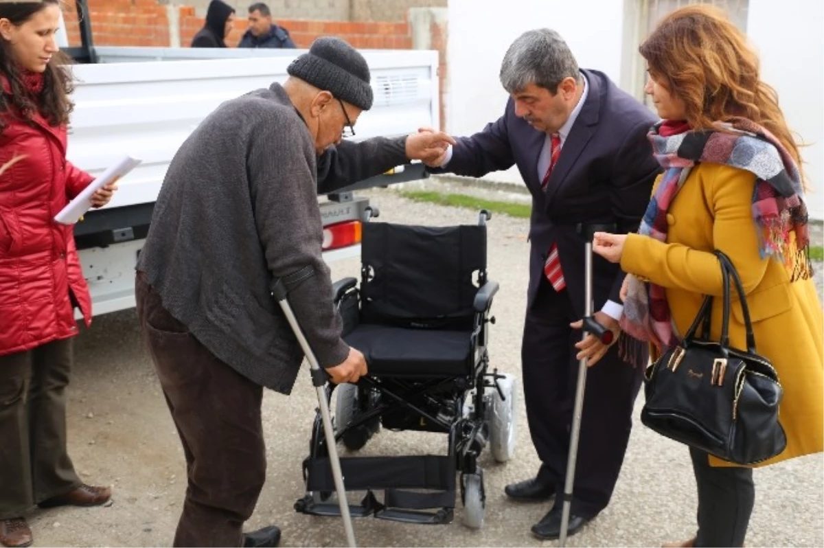 Burhaniye\'de Yılbaşı Öncesi İki Engelli Vatandaşın Daha Yüzü Güldü