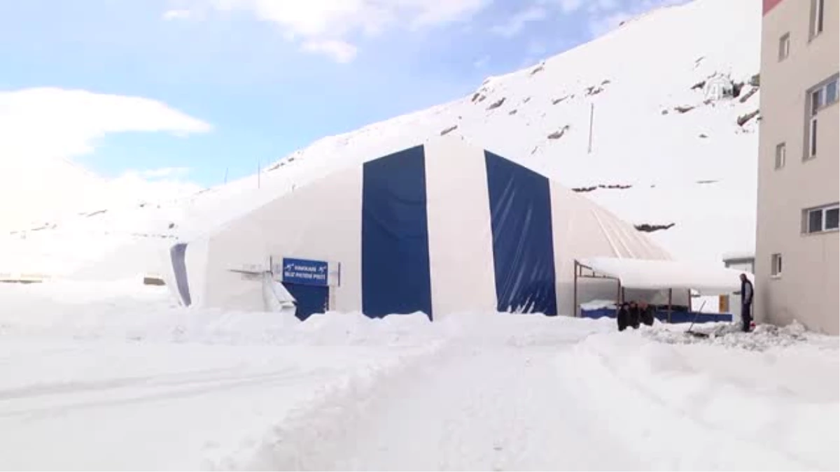 Buz Pateni Pistinin Çatısı Kardan Çöktü