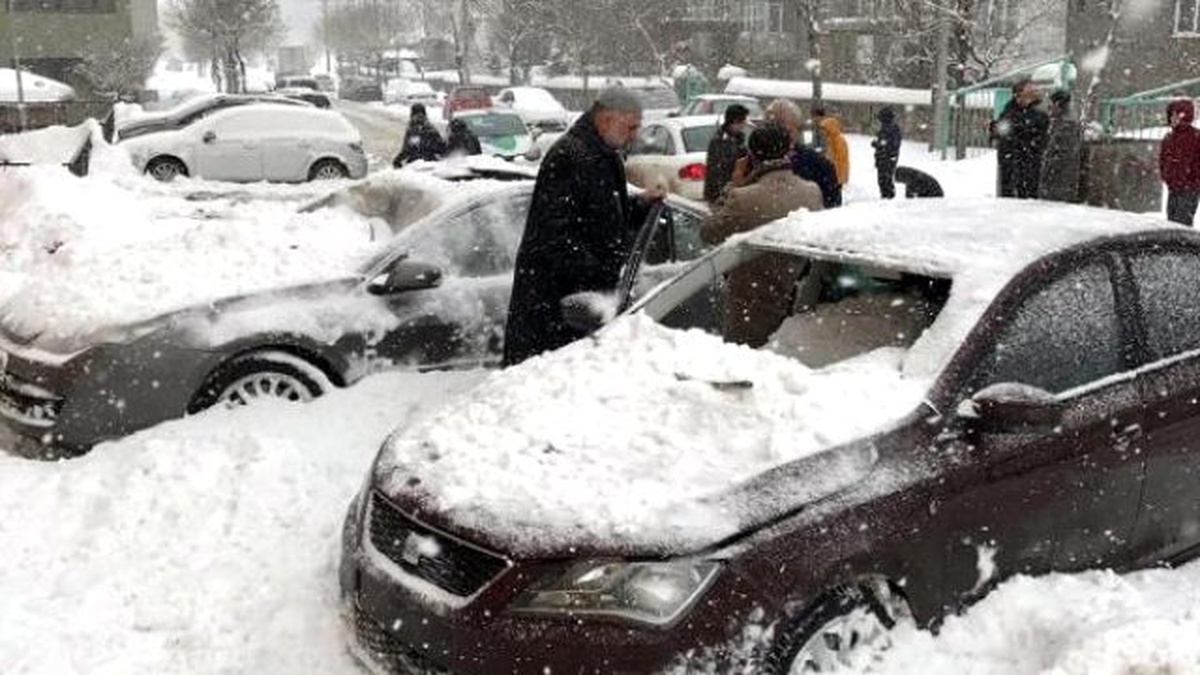 Çatıdan Düşen Kar Kütlesi, 3 Otomobili Hurdaya Çevirdi