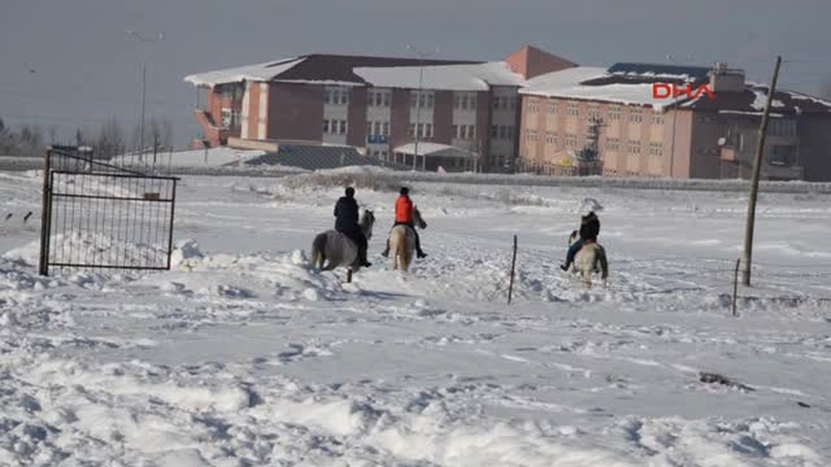 Erzurum Kadınlar Atlarla Doğaya Yem Bıraktı