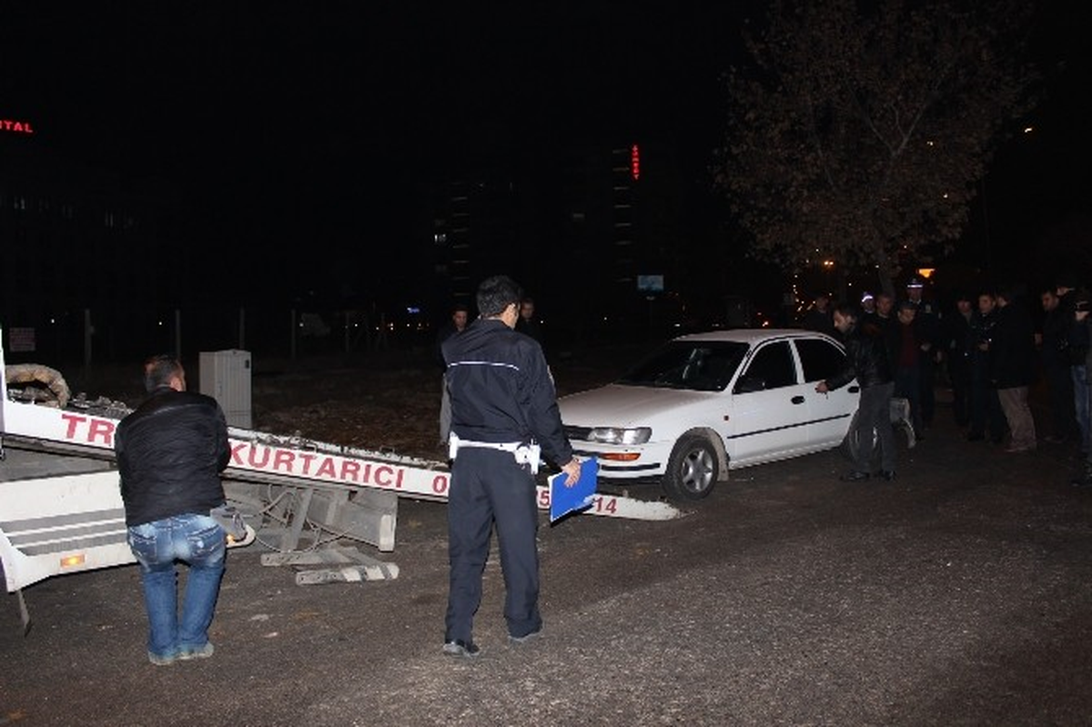 Hafif Ticari Araç ile Otomobil Çarpıştı: 1 Ölü 2 Yaralı