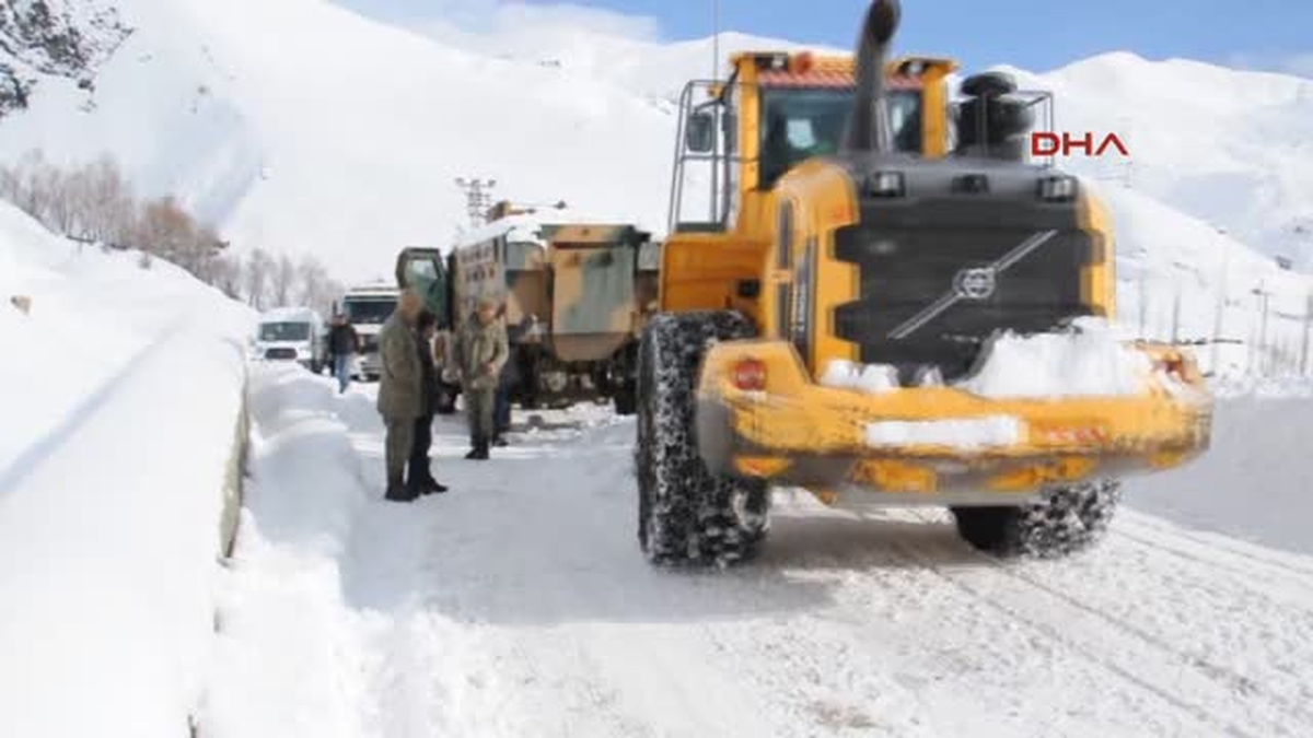 Hakkari - Askeri Birliğe Yakıt Taşıyan Tankerin Imdadına Il Özel Idare Ekipleri Yetişti
