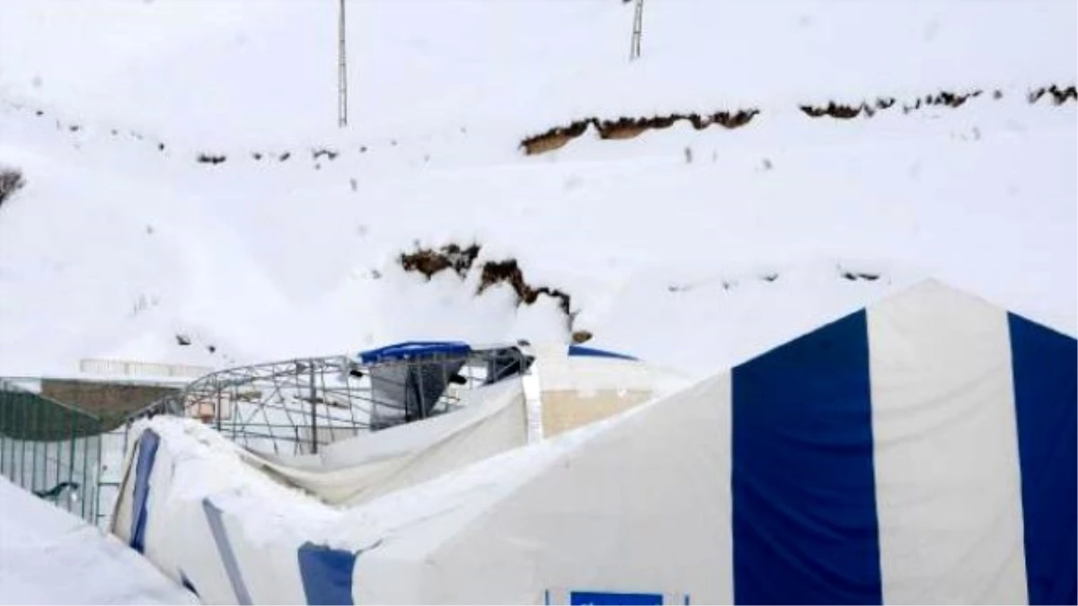 Hakkari\'de Buz Pateni Pistinin Çatısı Çöktü