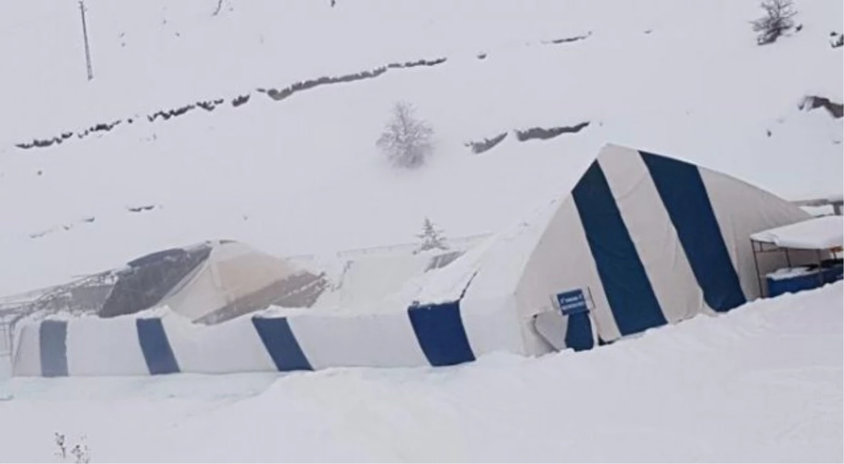 Hakkari\'de Buz Pateni Pistinin Çatısı Kardan Çöktü