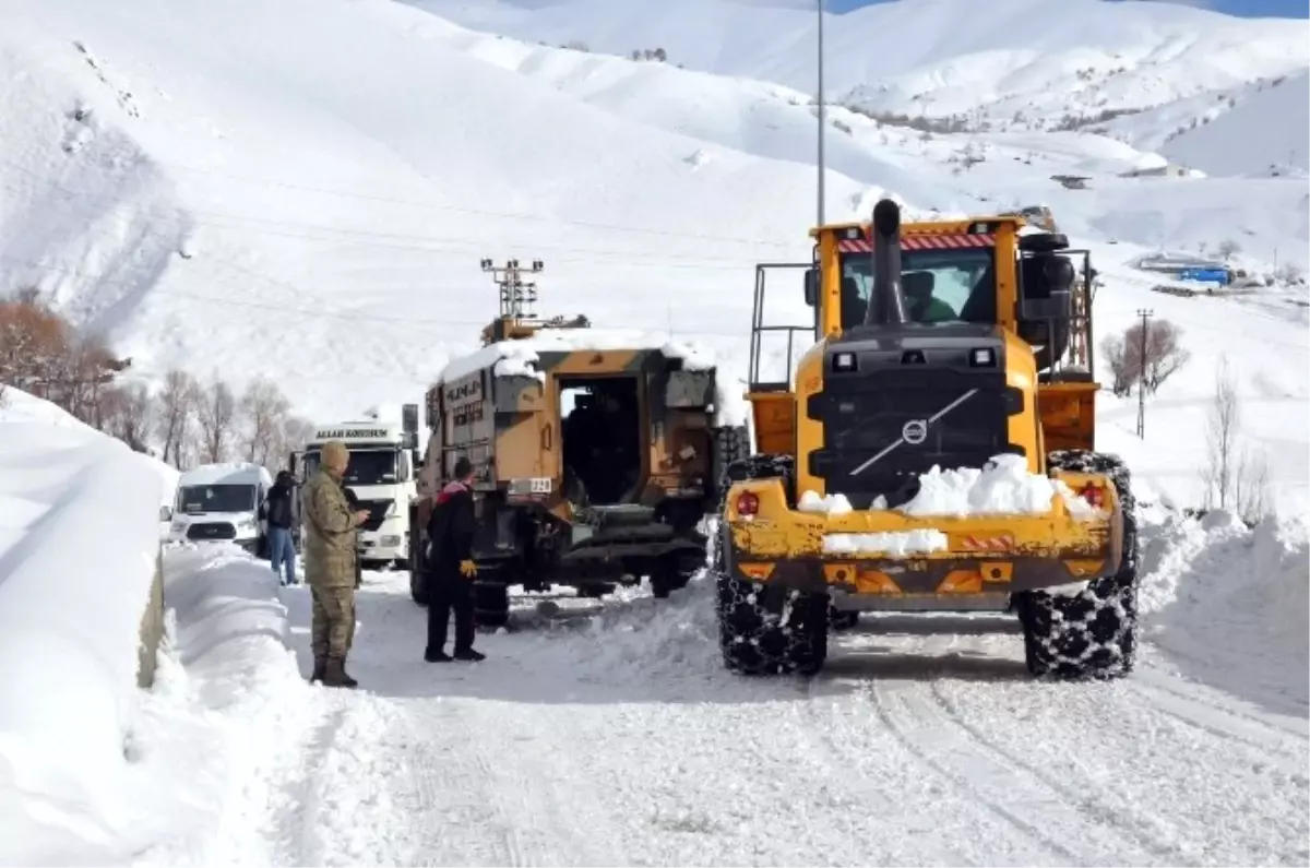 Hakkari\'de Mahsur Kalan Araçlar Kurtarıldı