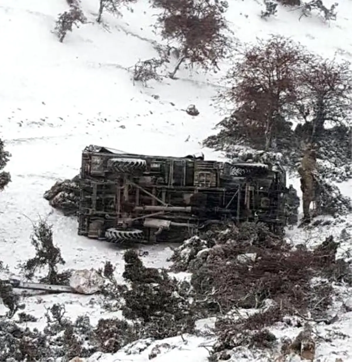 Isparta\'da Askeri Araç Uçuruma Yuvarlandı: 3 Yaralı