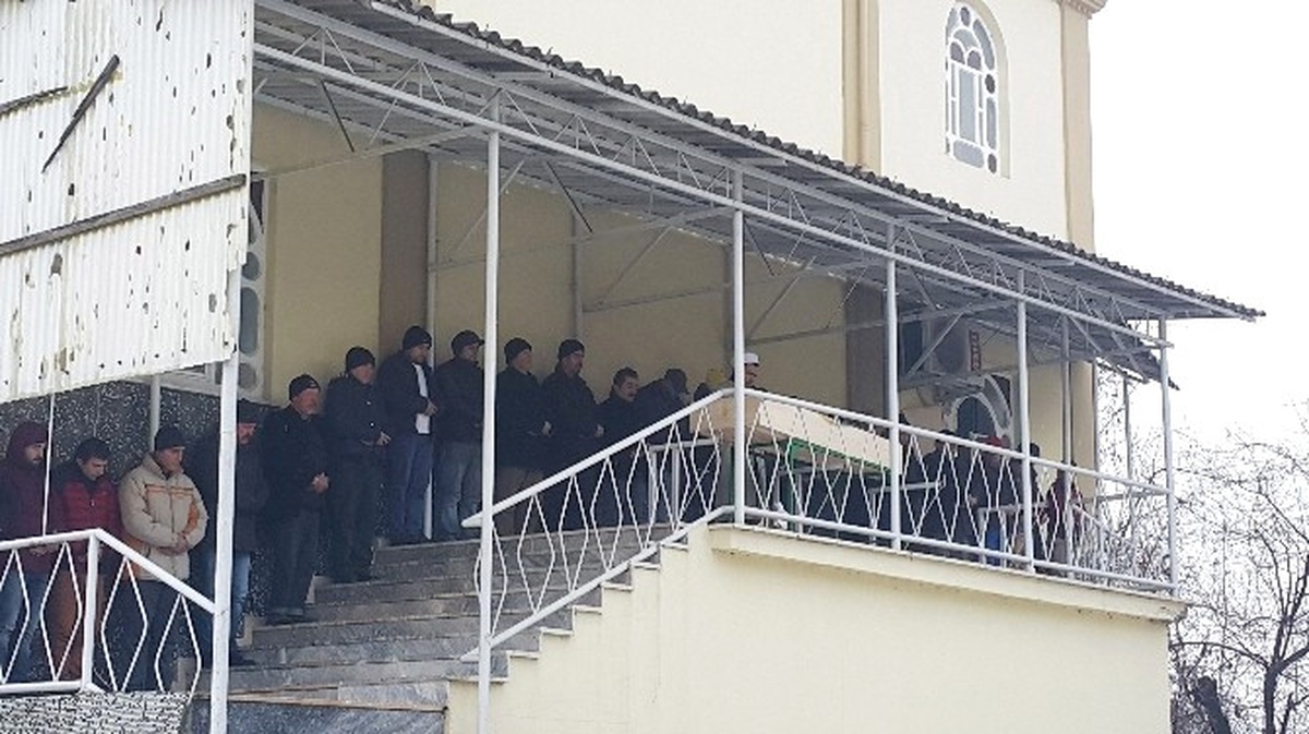 İstanbul\'da Özel Bir Hastanenin Kapısına Bırakılan Genç Kız Toprağa Verildi