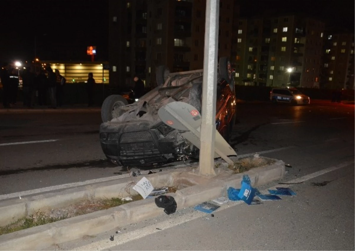 İzmir\'de Trafik Kazası : 2 Yaralı