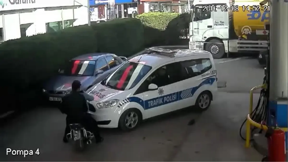 Kaçan Sürücü Ile Polis Arasındaki Arbede Güvenlik Kamerasında