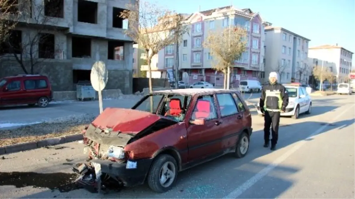 Kamyonet Geri Geri Yola Giriş Yapan Tıra Çarptı: 2 Yaralı