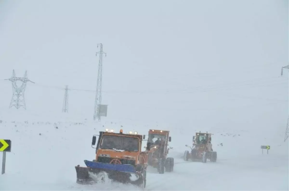 Kars\'ta 22 Köy Yolu Ulaşıma Kapalı