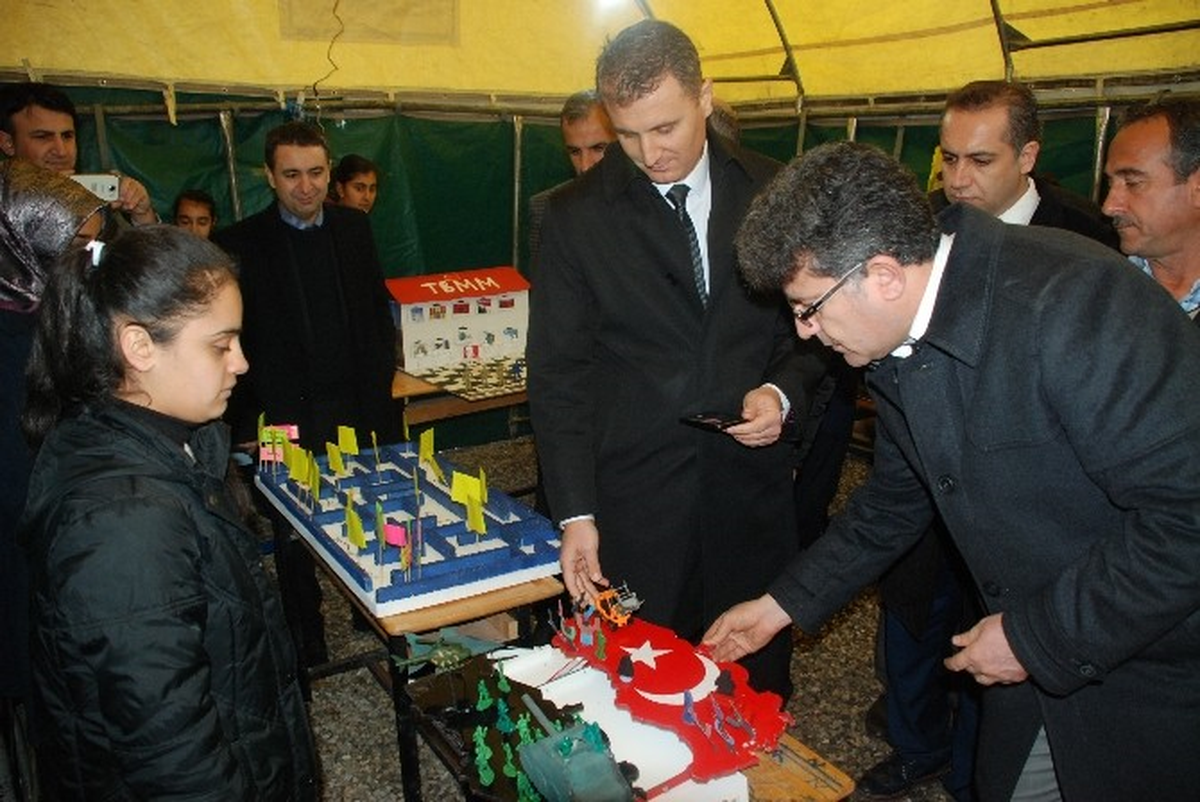 Köy Okulunda \'Demokrasi Sergisi\' Açıldı