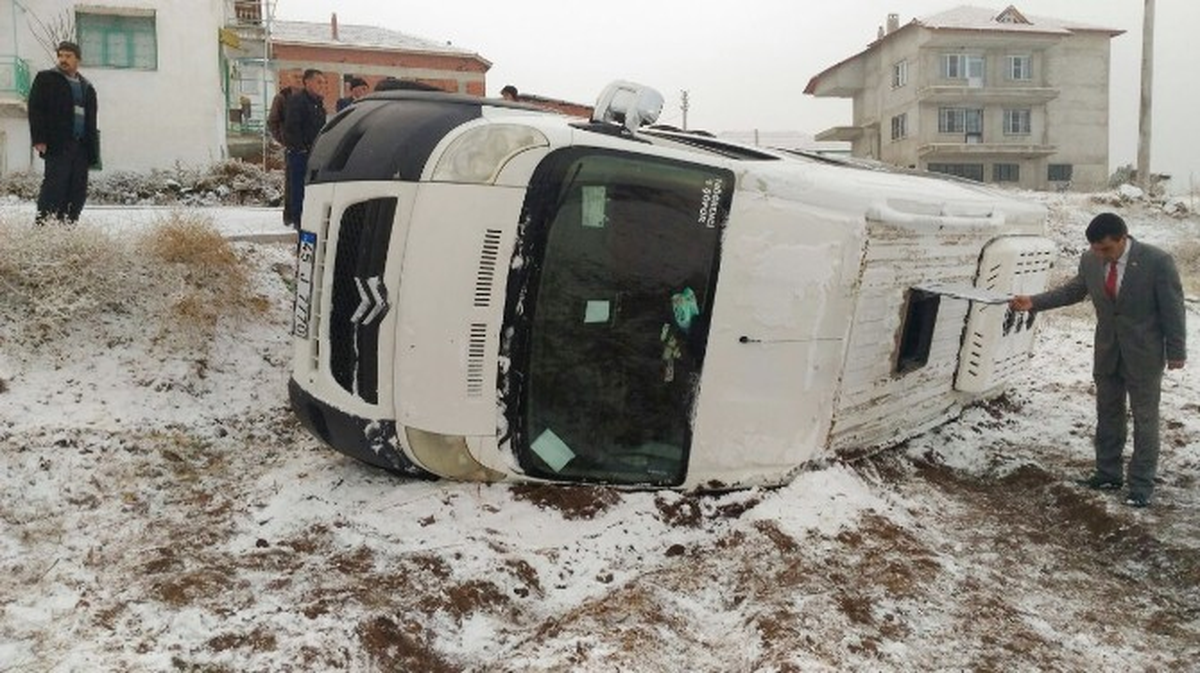 Manisa\'da Öğrenci Servisi Devrildi