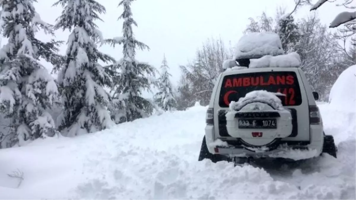 Mersin\'de Kar Paletli Ambulansla Hastalara Ulaşılıyor