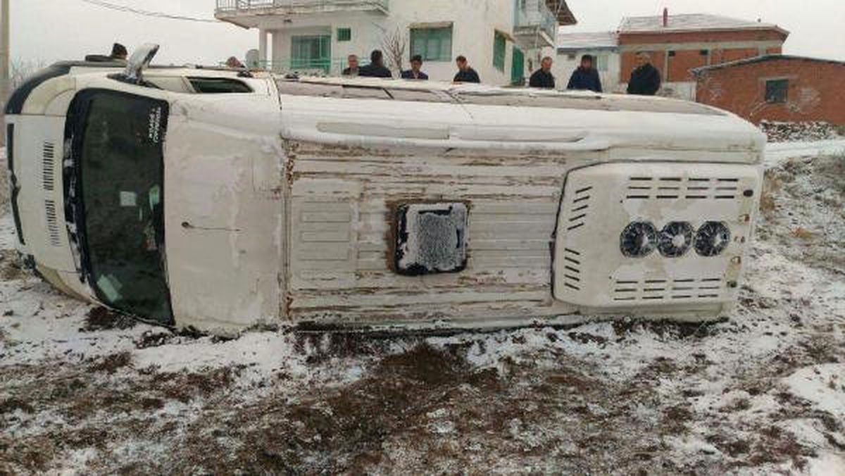 Öğrenci Servisi Karlı Zeminde Devrildi