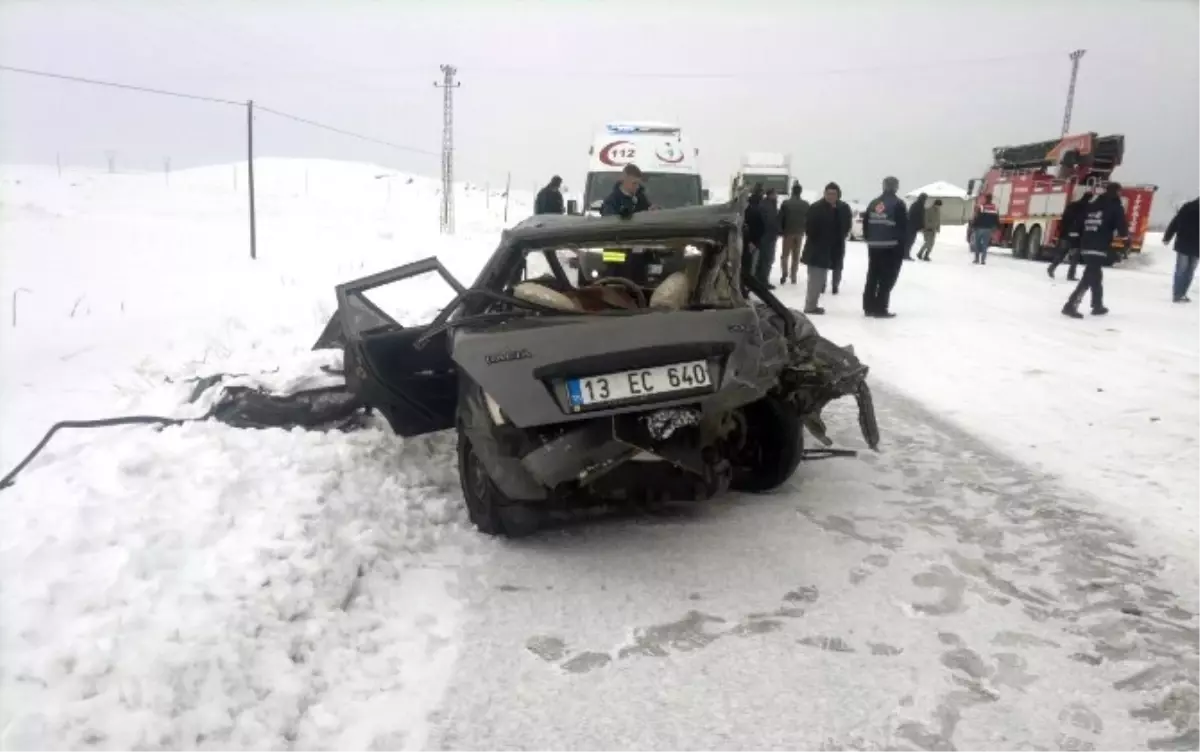 Otomobille Minibüs Çarpıştı: 1 Ölü, 11 Yaralı