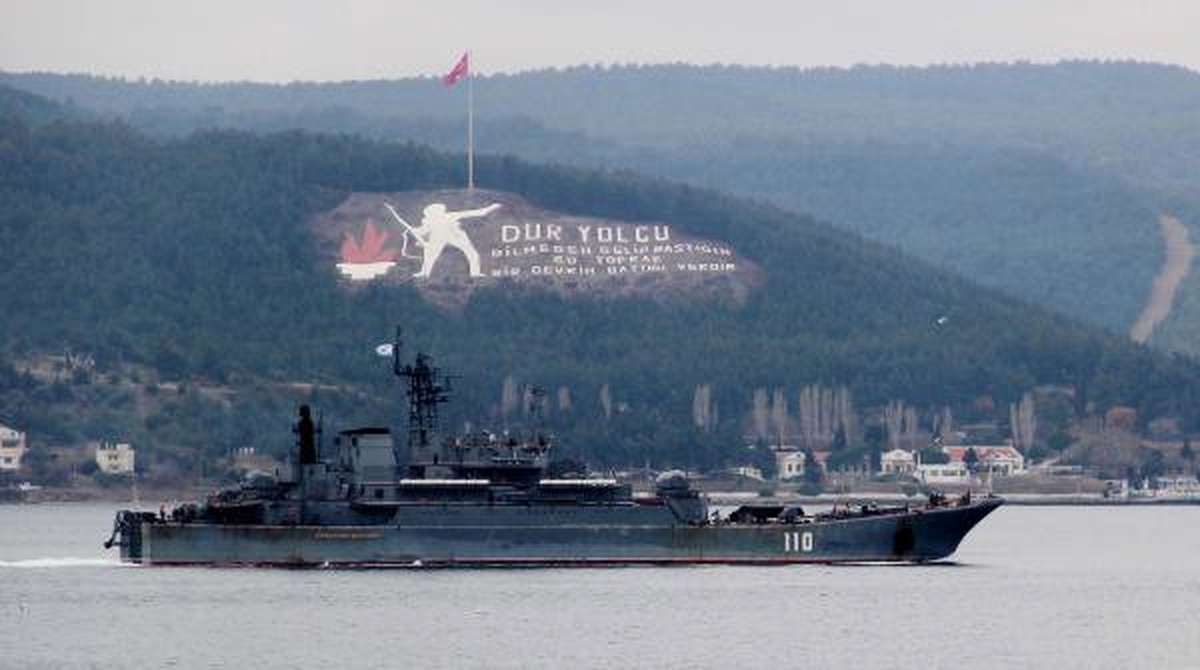 Rus Savaş Gemisi Çanakkale Boğazı\'ndan Geçti