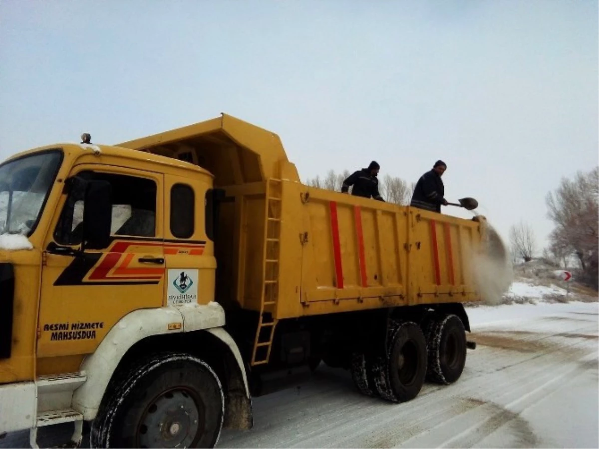 Sivrihisar Belediyesi Ekipleri Karla Mücadele Çalışmalarını Sürdürüyor