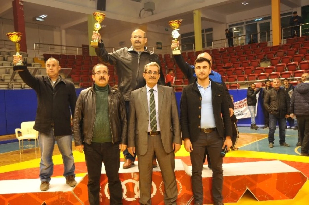 Tarsus\'ta Kurtuluş Günü Etkinlikleri Kapsamında Güreş Müsabakaları Düzenlendi