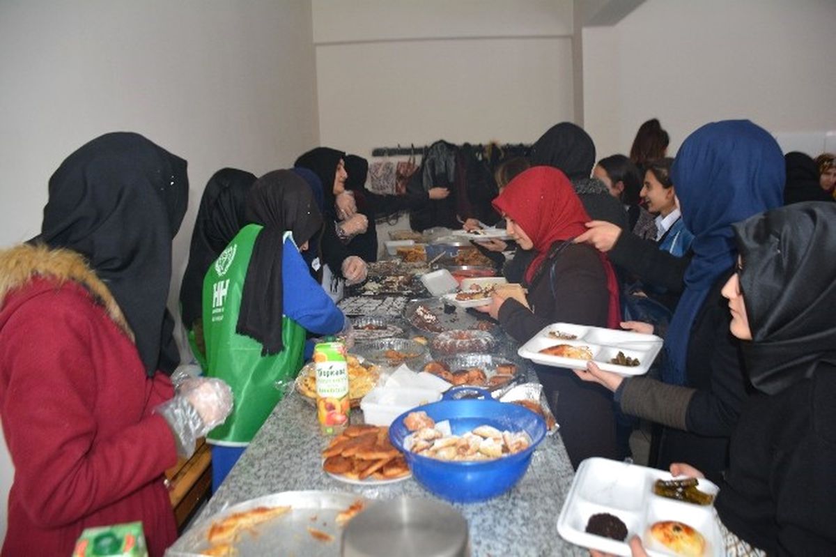 Tatvan\'da Halepliler Yararına Yardım Kermesi