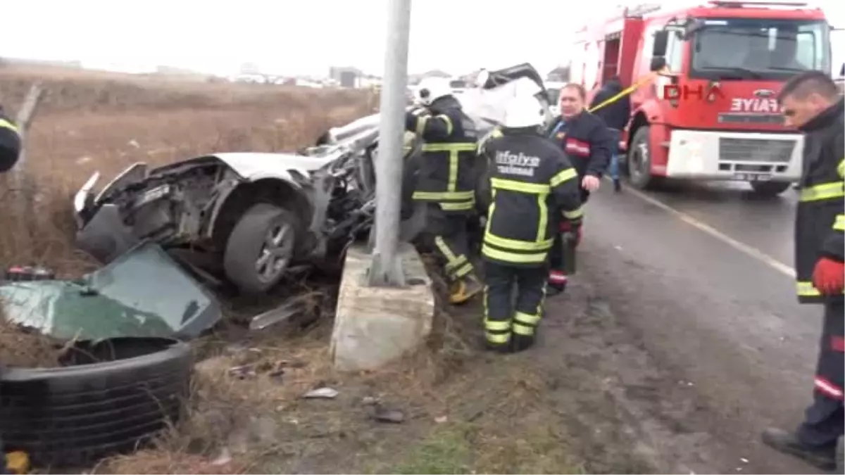 Tekirdağ - Direğe Çarpan Otomobil Hurdaya Döndü, Sürücüsü Ağır Yaralandı