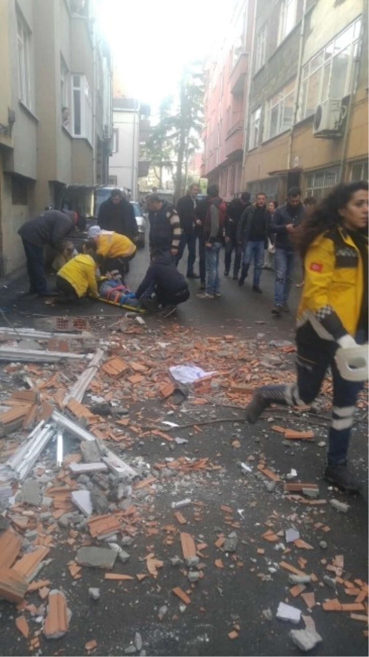 Trabzon\'da Balkon Çöktü: 3 Yaralı