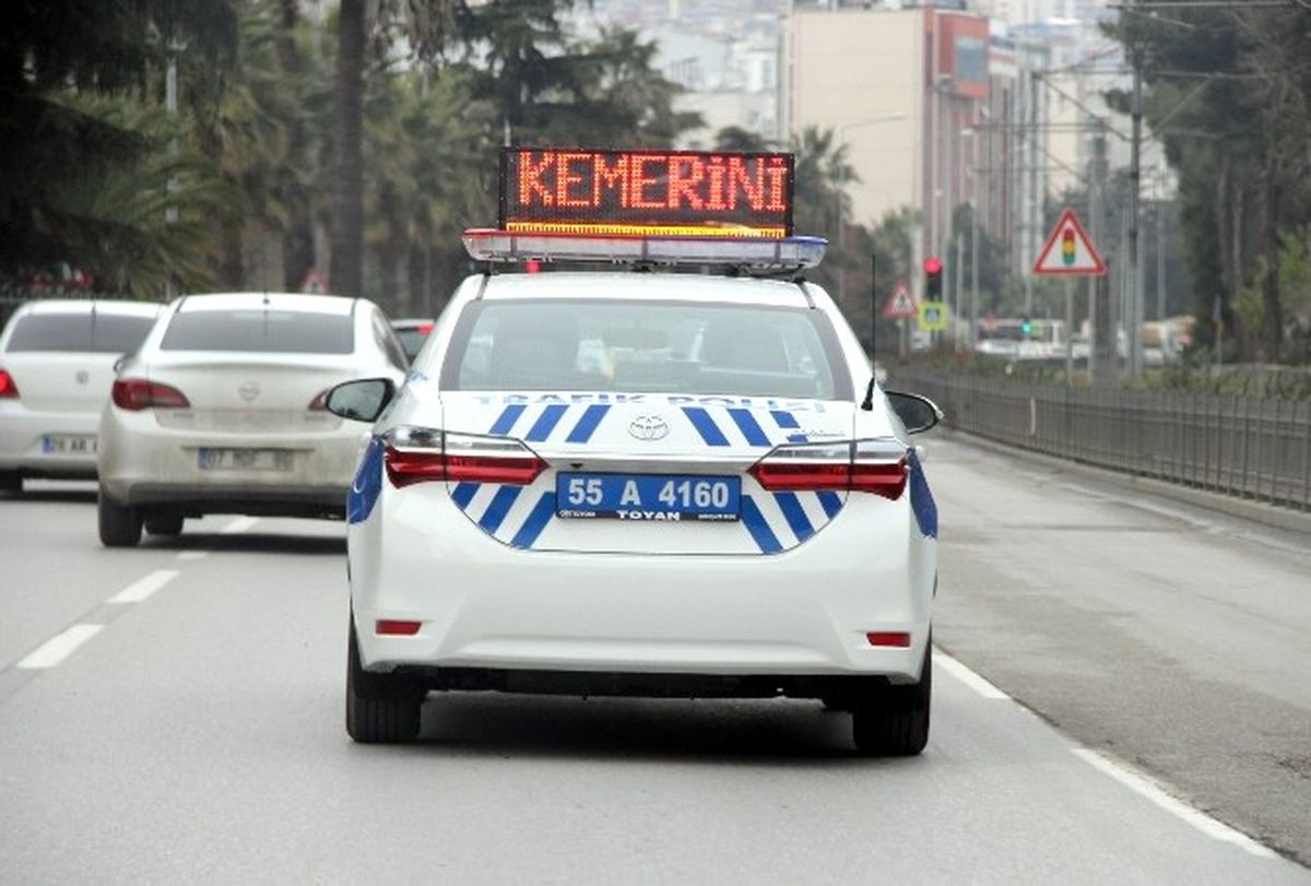 Trafik Polisleri Led Tabela ile Uyarıyor