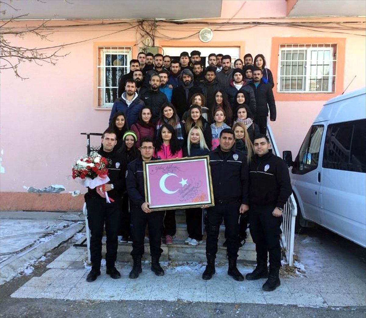 Üniversite Öğrencilerinden Çevik Kuvvete Moral Ziyareti