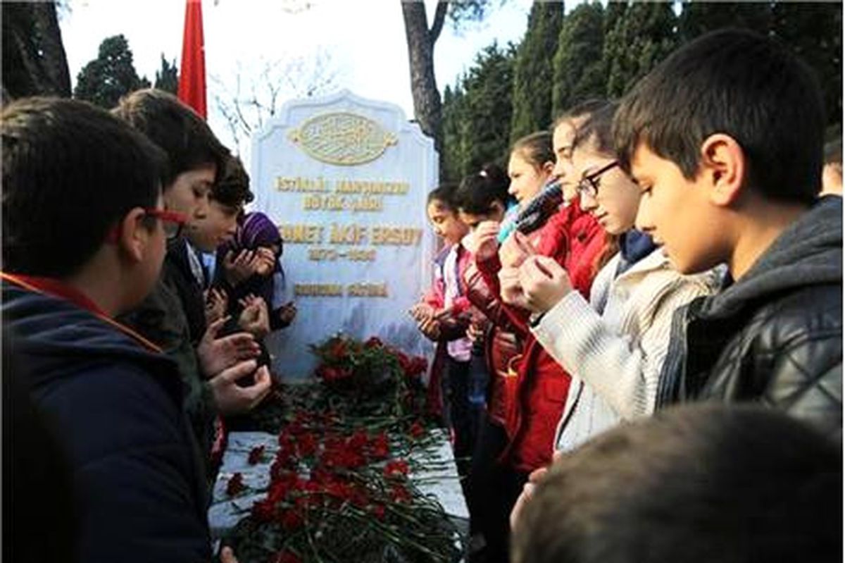 300 Öğrenci Milli Şairi Andı