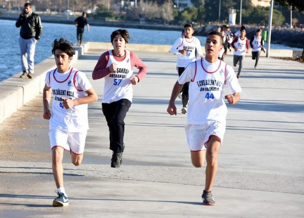 Aliağa\'da \'Atatürk Yol Koşusu\'na Yoğun İlgi