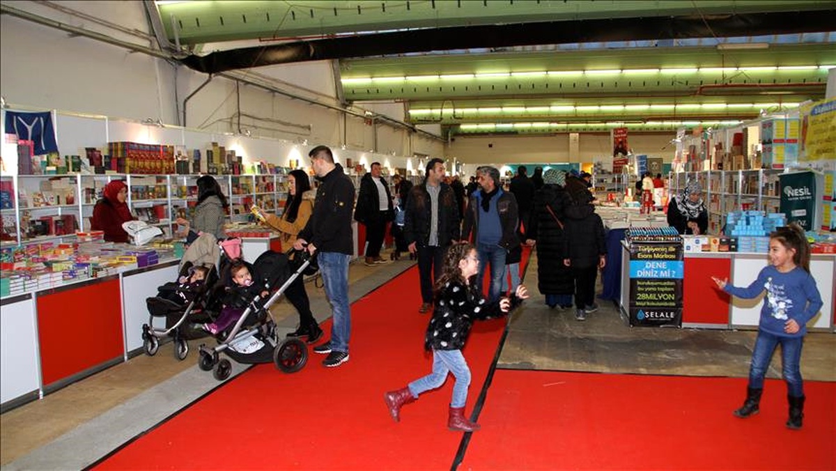 Almanya\'da Türkçe Kitap ve Kültür Fuarı Açıldı