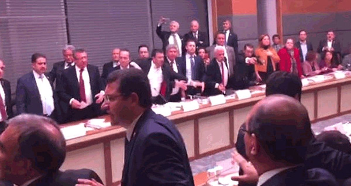 Anayasa Teklifinin 1. ve 2. Maddeleri Kavga Gürültü Kabul Edildi