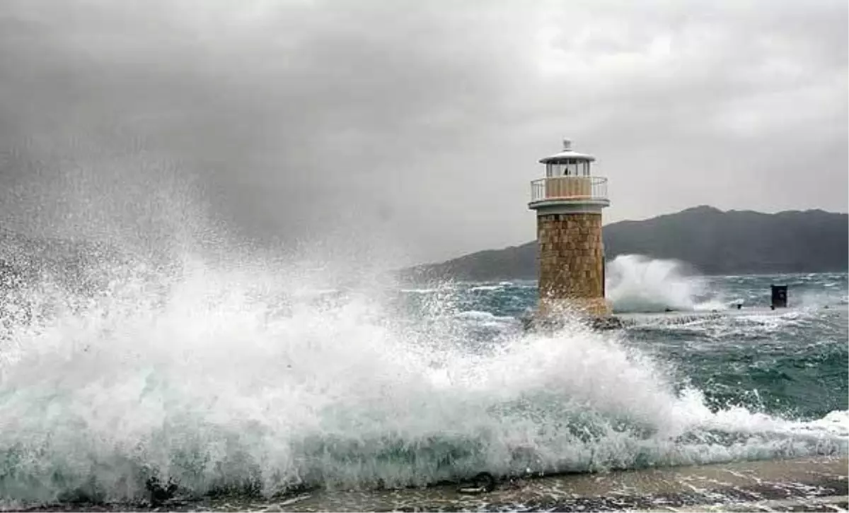 Antalya Körfezi\'nde Fırtına Uyarısı