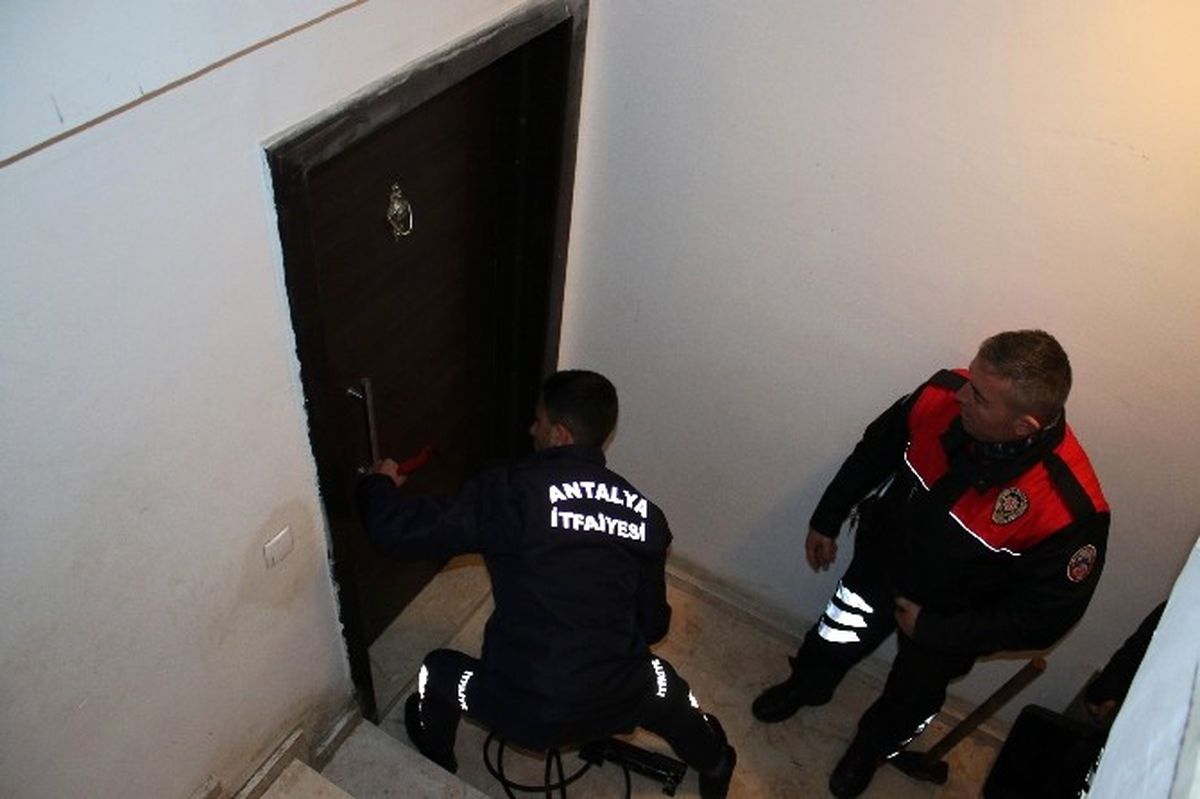Asırlık Nineyi Polis ve İtfaiye Kurtardı
