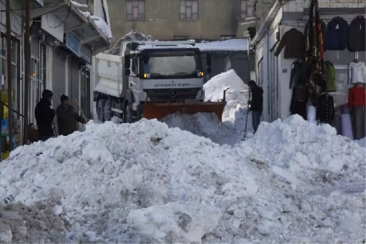 Başkale Belediyesi\'nden Yoğun Kar Mesaisi