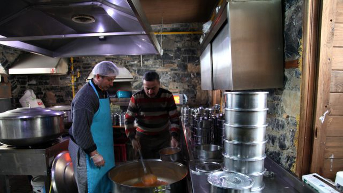 Belediye İhtiyaç Sahiplerinin Evlerine Yemek Götürüyor