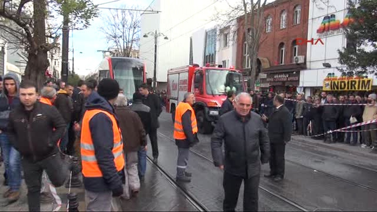 Beyazıt\'ta Bir Kişi Tramvayın Altında Kalarak Hayatını Kaybetti