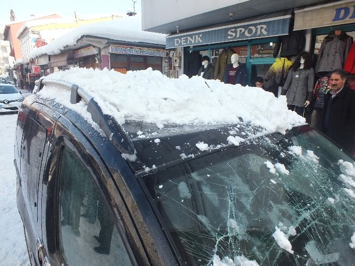 Çatıda Biriken Kar Kütlesi Aracın Üzerine Düştü