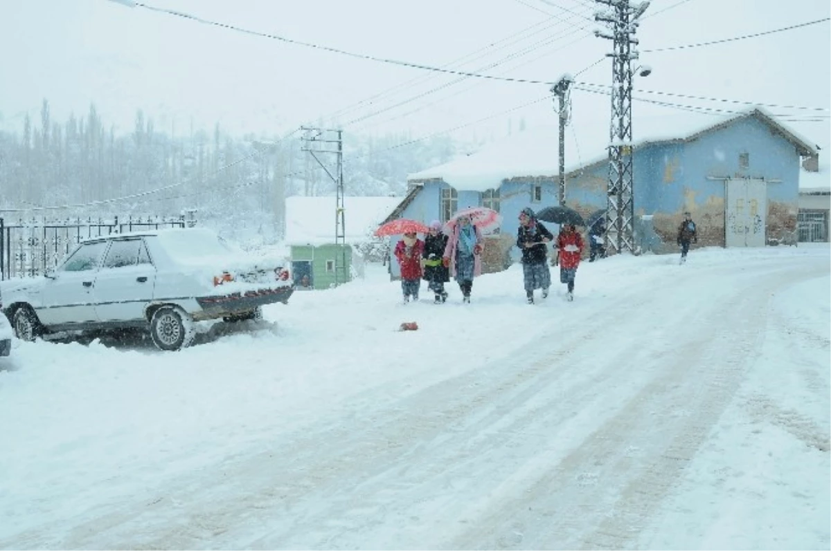 Çelikhan\'da Kar Nedeniyle Okullar Tatil Edildi