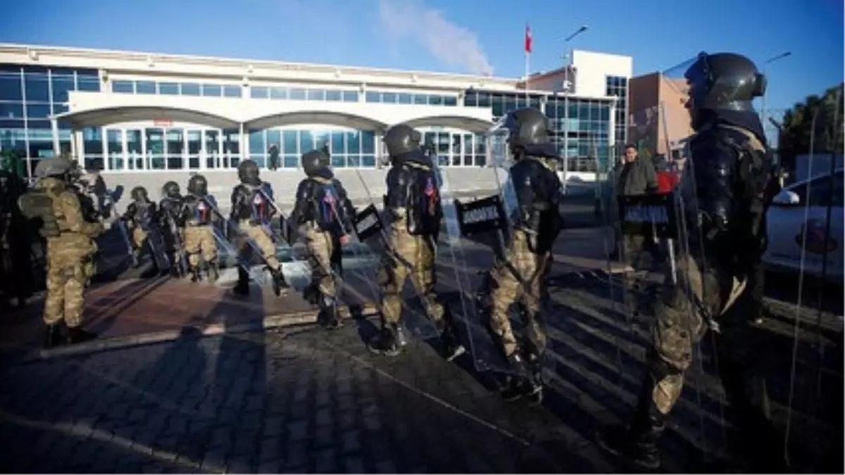 Darbe Girişimine Destek Vermekle Suçlanan Polisler Silivri\'de Hakim Karşısına Çıktı