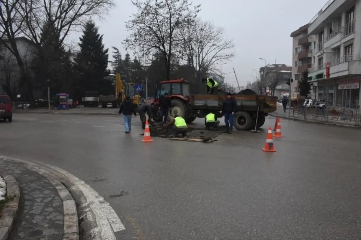 Düzce\'de Bozuk Yollar Onarılıyor